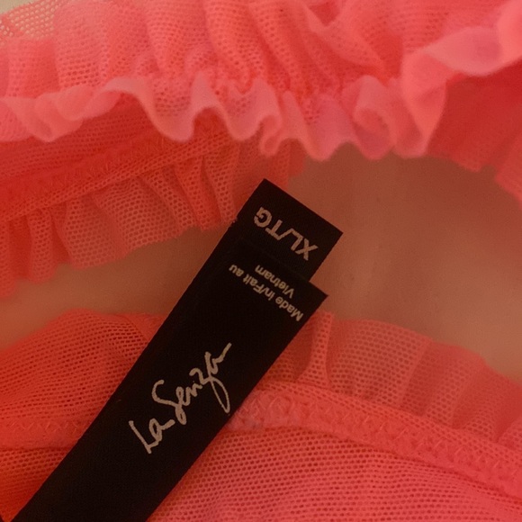 Neon pink ruffle g-string - Picture 2 of 3